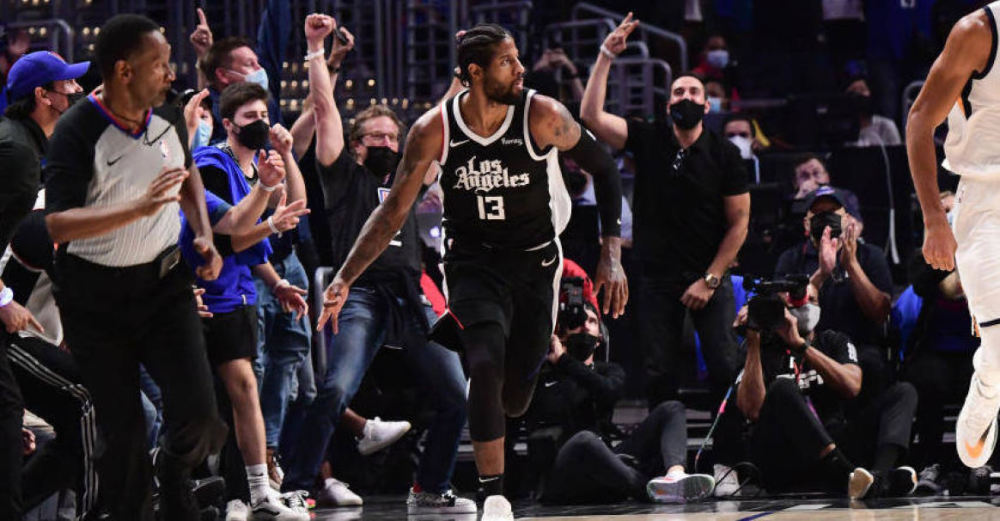  奥格斯堡核心中场伤退，仍助球队逼平强敌